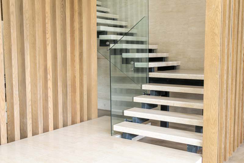 Schody azurowe w domu – aranżacje: Jakie wybrać schody azurowe wewnętrzne?